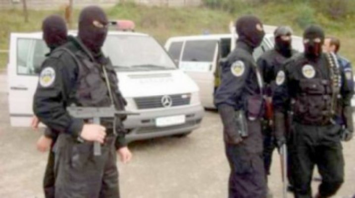 Poliţişti şi angajaţi la Ambulanţă, suspectaţi că luau mită de la ciocli